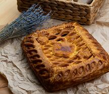 Пирог с яблоком и брусникой целый