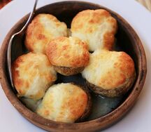 Шапки шампиньонов с сулугуни