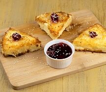 Жареный сулугуни в кляре с вареньем из кизила