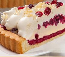 Брусничный кремовый пирог с белым шоколадом