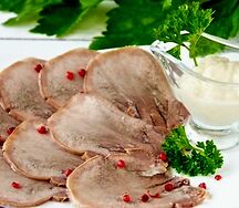 Отварной телячий язык с хреном