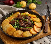 Мясо по-деревенски с обжаренным картофелем, репчатым и зеленым луком