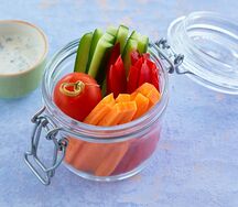 Овощные палочки со сметанным соусом