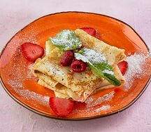 Блинчики с ягодами и сгущённым молоком