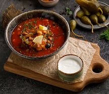 Солянка с бужениной и копченостями