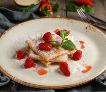 Блинчики с ягодами и сгущёнкой