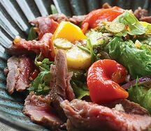 Салат с ростбифом, печеным перцем и картофелем