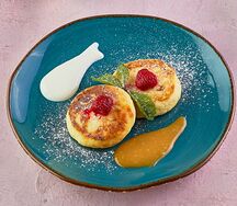 Сырники с солёной карамелью и сметаной