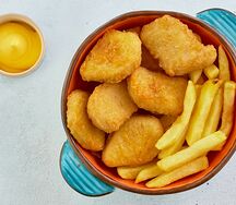 Куриные наггетсы с картофелем фри и сырным соусом