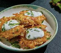 Драники картофельные с беконом и сметанным соусом