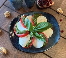 Моцарелла с помидорами