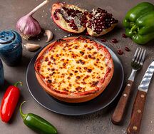 Жареный сулугуни с помидорами на кеци