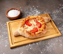 Хачапури по-аджарски с сыром, беконом и помидорами