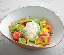 Салат с бурратой и печеными овощами гриль