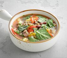 Мясной суп с копченым окороком и чечевицей