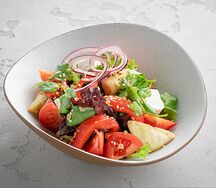 Салат с хрустящими баклажанами и розовыми томатами