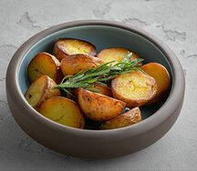 Беби-картофель с розмарином и оливковым маслом