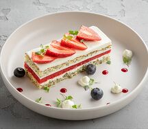 Маковый десерт с клубникой