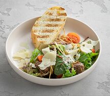 Салат с печенью цыпленка и овощами