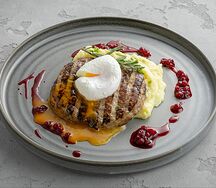 Рубленый бифштекс из мяса дичи с картофельным пюре