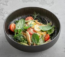 Салат с курицей BBQ и овощами