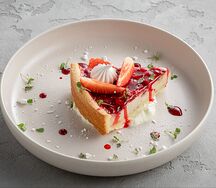 Сметанный пирог с ягодным мусом и клубникой