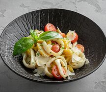 Ньокки с кальмарами и томатами