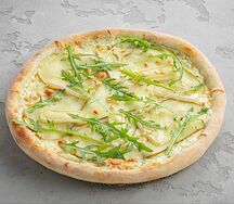 Пицца с грушей, сыром камамбер, мёдом и трюфельной пастой 