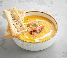 Тыквенный крем-суп с беконом и чипсами из слоеного теста