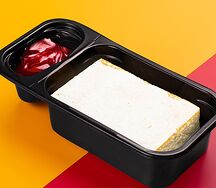 Запеканка творожная с клубничным джемом