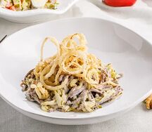 Салат с говяжьим языком и маринованным огурцом