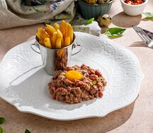Тартар из фермерской говядины с картофелем фри