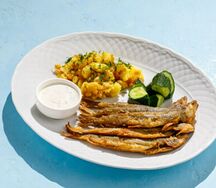 Жареная корюшка с толченым картофелем