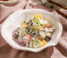 Салат с цыпленком и соусом дзадзики