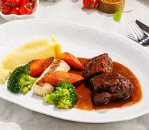 Телячьи щеки с пюре и овощами