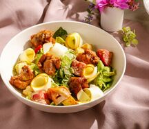 Теплый салат с курицей и копченым сыром сулугуни