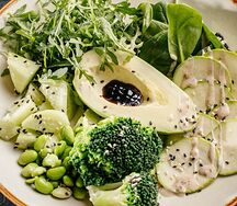 Зеленый салат с авокадо