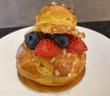 Профитроль с ягодами