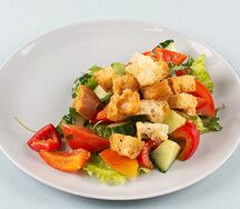 Итальянский салат с гренками