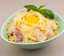 Спагетти с беконом и яйцом