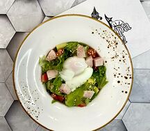 Салат с копченой курицей и яйцом пашот