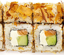 Ролл с лососем и стружкой тунца