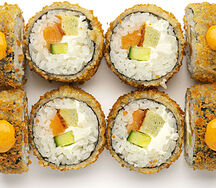 Жареный ролл с лососем в соусе спайс и омлетом