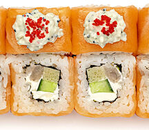 Ролл с лососем, креветкой и омлетом