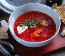 Борщ с чесночными гренками и салом