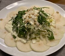 Салат с грушей и сыром горгонзола