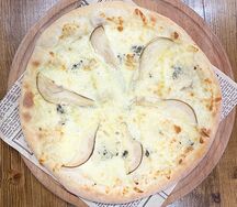 Пицца с грушей и сыром дорблю