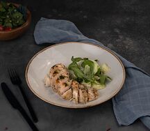 Пряная курица в устричном соусе с кунжутом