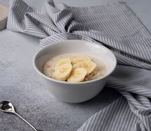 Каша овсяная с бананом, курагой и изюмом