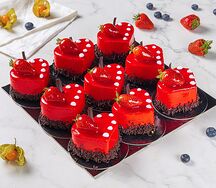 Ассорти из пирожных Мусс клубничное сердце